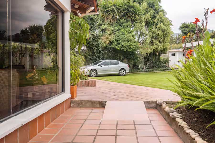 Vista desde el corredor hacia el jardín
