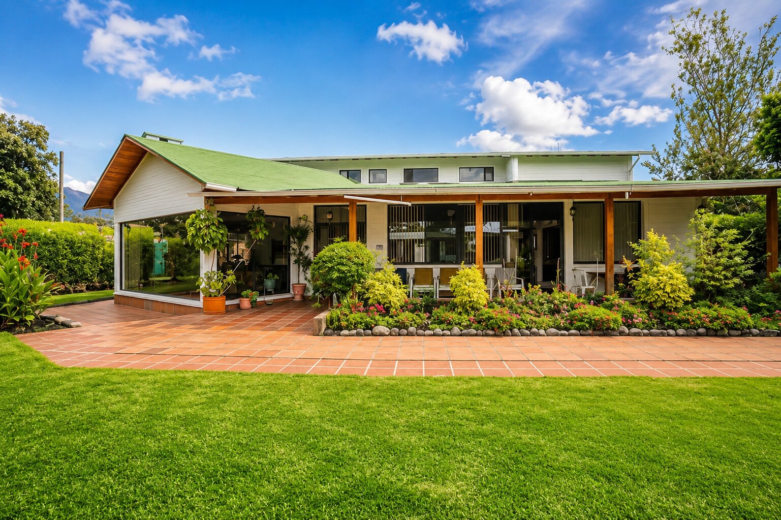 Fachada de la casa con jardín amplio y cielo despejado