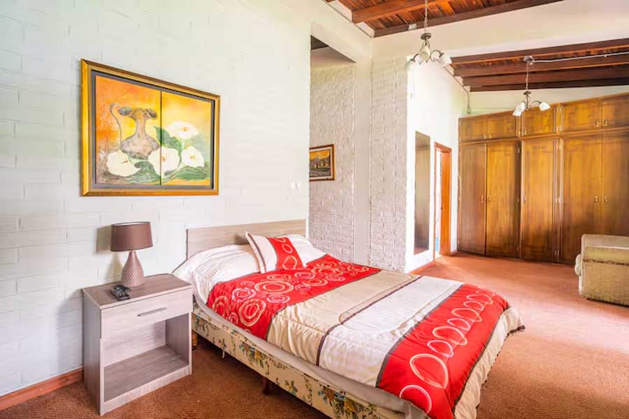 Dormitorio amplio con clósets de madera